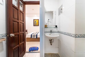 Quarto casal standard | Banheiro | Chuveiro, toalhas de banho