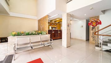 Coin salon dans le hall