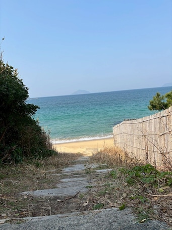 Beach. 1 minute walk to the beach! Enjoy the slow time! Enjoy the serene atmosphere of an old private house [Kuroda Residence azeta