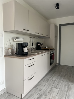 Wasserkocher mit Kaffee-/Teezubehör, Kühlschrank, Mikrowelle, Ofen