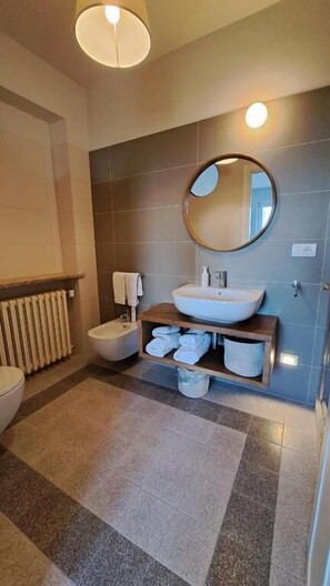 Camera doppia, balcone, vista giardino | Bagno
