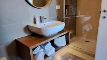 Doppelzimmer, Balkon, Gartenblick | Badezimmer