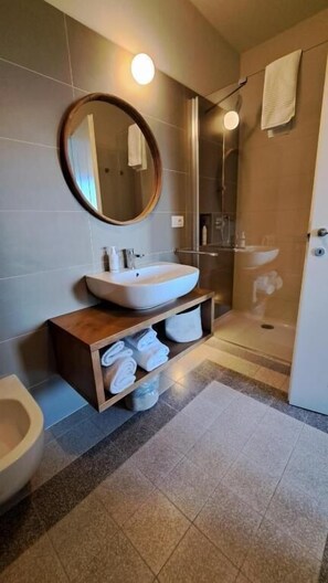 Quarto casal, sacada, vista para o jardim | Banheiro