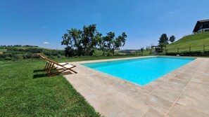 Una piscina al aire libre de temporada