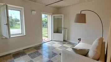 Suite, patio, vista giardino | Area soggiorno