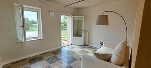 Suite, patio, vista giardino | Area soggiorno