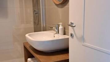Suite, Balkon, Gartenblick | Badezimmer