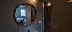 Habitación doble, balcón, vista al jardín | Baño