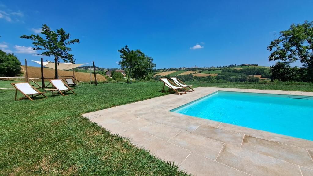 Una piscina al aire libre de temporada