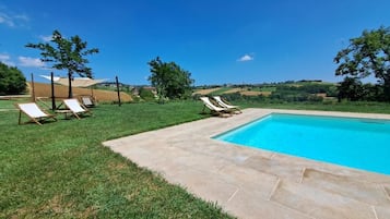 Una piscina al aire libre de temporada