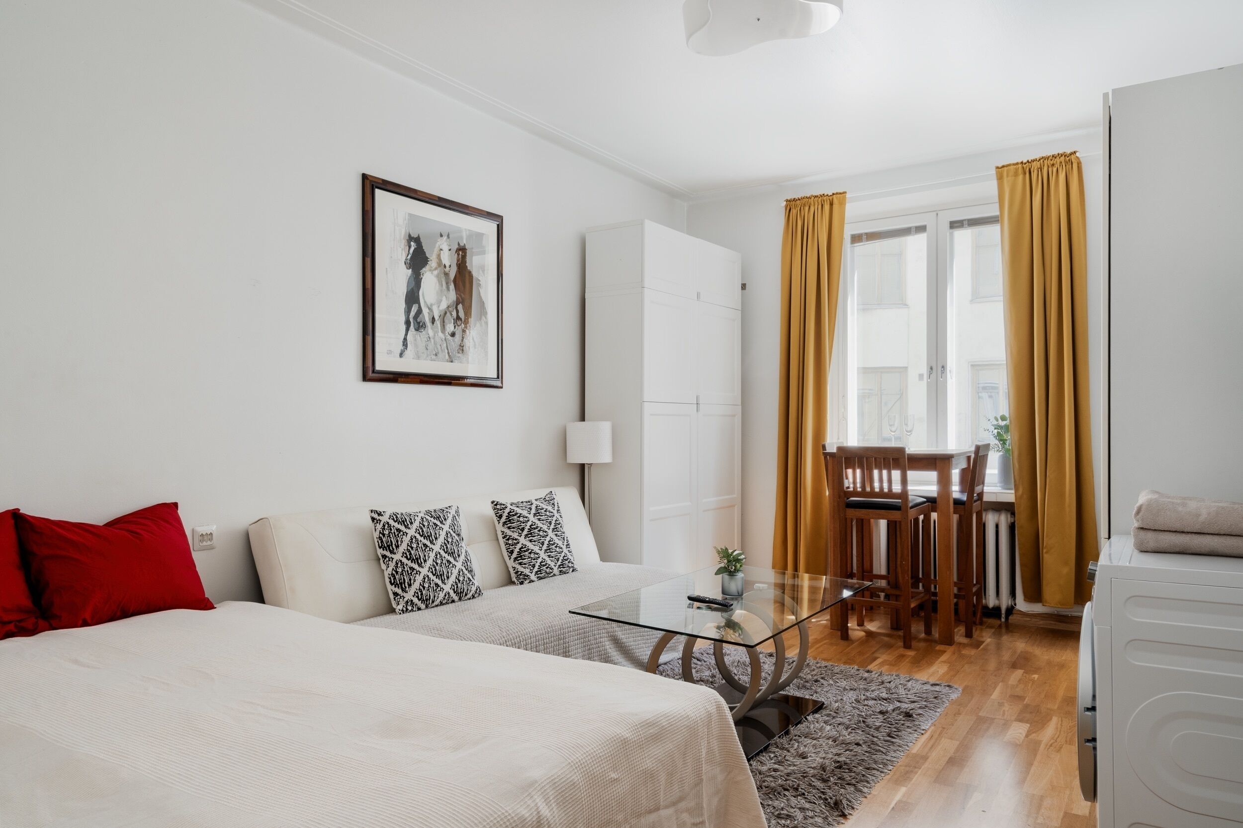 Apartment, 1 Queen Bed, City View | Iron/ironing board, free WiFi, bed sheets