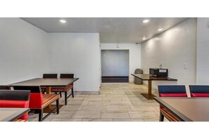 Dining - 2 Full Beds | Non-Smoking (Ogden)