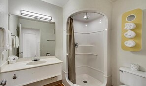 Een douche, handdoeken