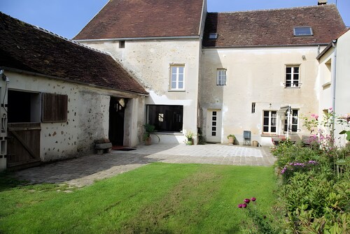 Chambre d’hôtes « La Vigne Vierge - Grenier » avec terrasse, jardin partagés et Wi-Fi