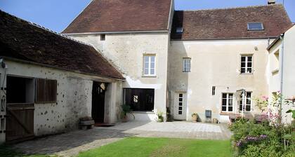 Chambre d’hôtes « La Vigne Vierge - Grenier » avec terrasse, jardin partagés et Wi-Fi