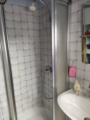 Een douche, een haardroger, handdoeken