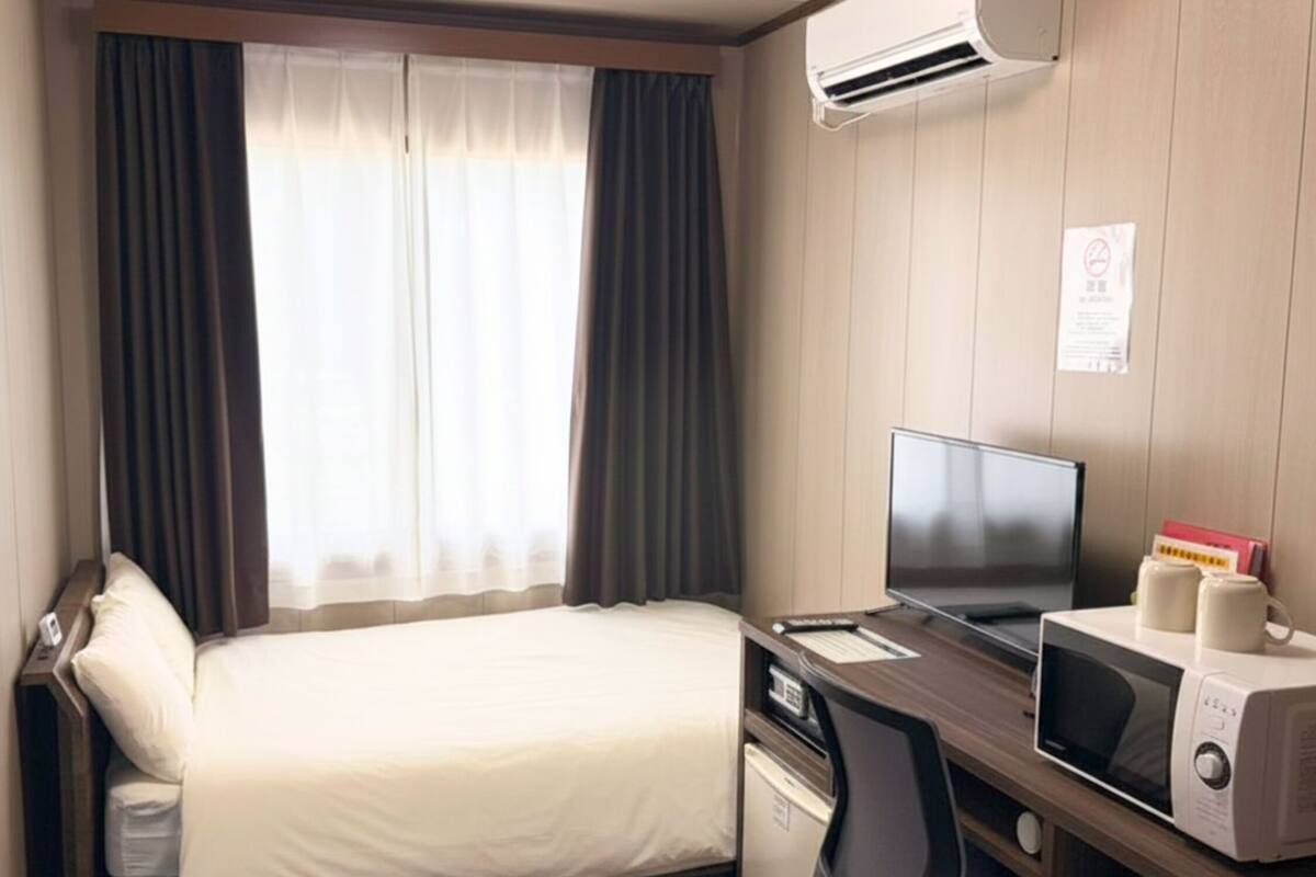 Double Room, Non Smoking | Peti besi dalam bilik, meja, seterika/papan seterika, Wi-fi percuma