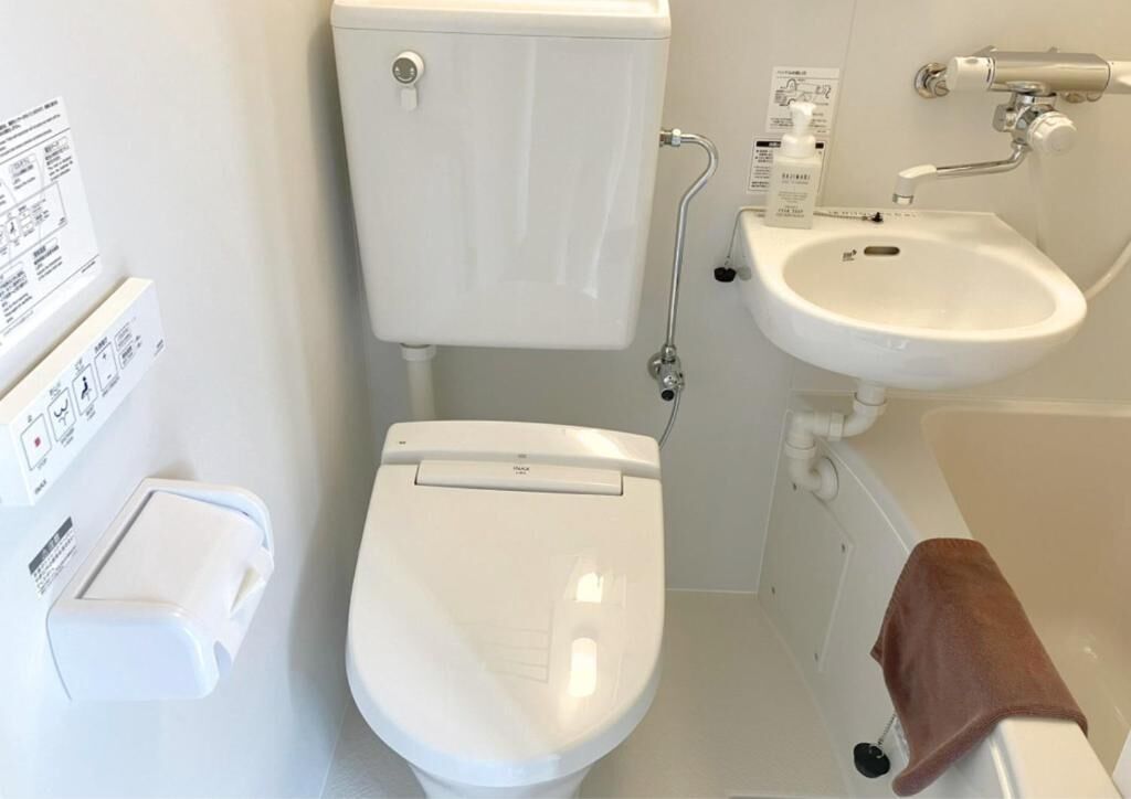 Ensemble douche/baignoire, sèche-cheveux, chaussons, serviettes fournies