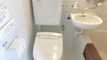Ensemble douche/baignoire, sĂšche-cheveux, chaussons, serviettes fournies
