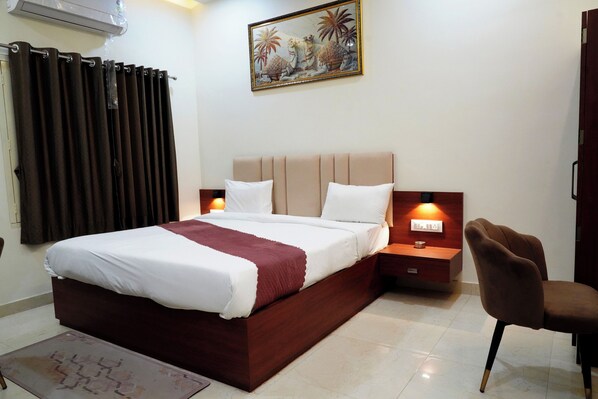 Room - Perfect 5-bedroom hotel with AC in pleasant Varanasi (Varanasi)