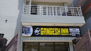 A building with a sign for 'Gangesh Inn' offering a bed, breakfast, and homestay. - Perfect 5-bedroom hotel with AC in pleasant Varanasi (Varanasi)