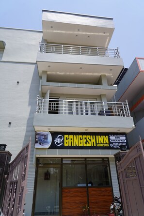 Exterior detail - Perfect 5-bedroom hotel with AC in pleasant Varanasi (Varanasi)