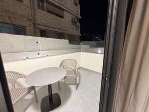Outdoor dining - 002 JRE apartment with stunning boulevard veiw (Amman)