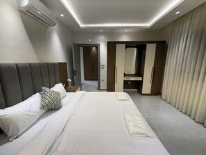 Ferros/tábuas de passar roupa, acesso à internet, roupa de cama