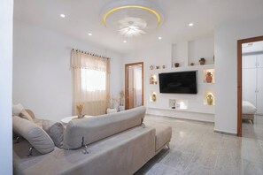 TV - Charming 3-Bedroom Apartment Near Carthage, Tunisia (Site archéologique de Carthage)