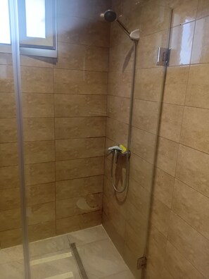 Douche, sèche-cheveux, serviettes fournies