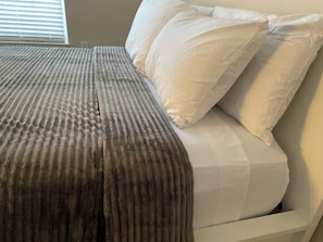 1 bedroom, iron/ironing board, free WiFi, bed sheets - Cozy 1-bedroom Apartment Heart Of Downtown Detroit (Detroit)