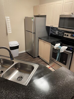 Fridge, microwave, oven, stovetop - Cozy 1-bedroom Apartment Heart Of Downtown Detroit (Detroit)