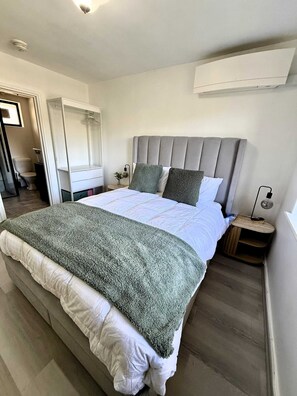 Iron/ironing board, WiFi, bed sheets - 15 Calm & Cosy w Parking - Walk to Beach & Train (Mosman Park)
