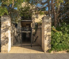 Exterior - 15 Calm & Cosy w Parking - Walk to Beach & Train (Mosman Park)