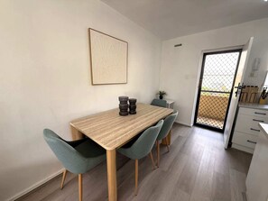 Dining - 15 Calm & Cosy w Parking - Walk to Beach & Train (Mosman Park)
