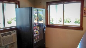 Eine Küche mit Kühlschrank, Fenster und Lüftung.