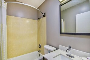 Bathroom - 2 Queen Beds|Nsmk,Micfridge (Jeffersonville)