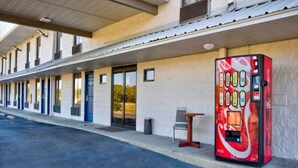 A row of motel rooms with a vending machine on the sidewalk. - 2 Queen Beds|Nsmk,Micfridge (Jeffersonville)