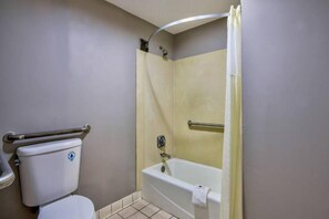 Een douche, handdoeken