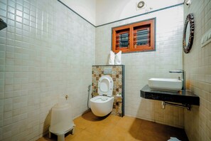 Family Room | Bathroom - Akruthi Palm Pavilion Resort (Aldur)