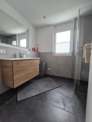 Shower, towels - Fewo Bodensee Base – Modern, Comfortable & Well-Maintained (Rielasingen-Worblingen)
