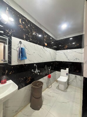 Kamar Khas, pemandangan kota | Kamar mandi | Shower dan handuk