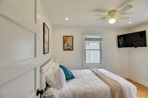 A bedroom with a bed, a ceiling fan, a TV, and a window. - Walkable + Convenient! 1st-Floor Apt in Middletown (Middletown)