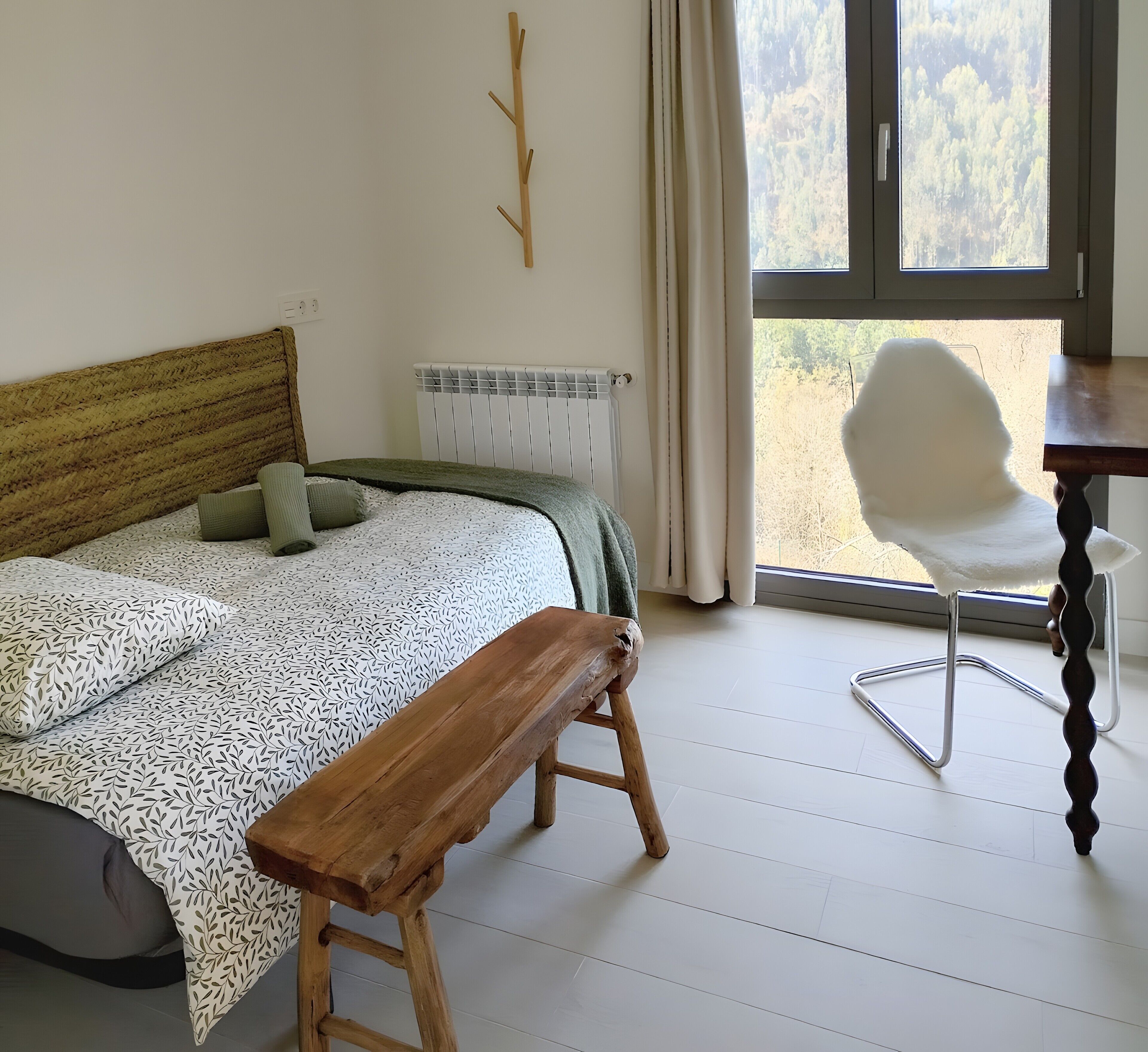 Tabla de planchar con plancha, wifi y ropa de cama 