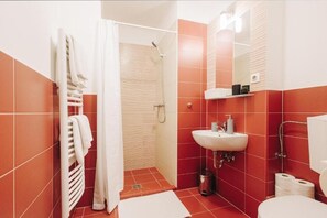 Shower, hair dryer, towels, soap - Cosy Family Room bed & breakfast with a rooftop garden in Budapest with AC (Budapest)