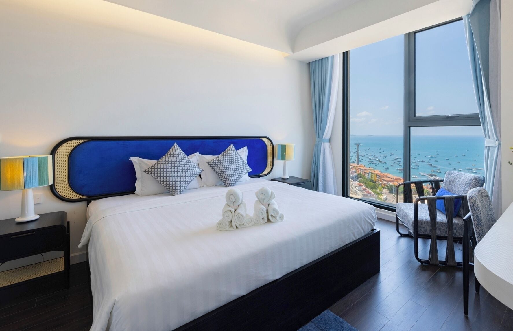 Apartament panoràmic, 3 dormitoris, vistes a la platja | Mobiliari individual, escriptori i cortines opaques 