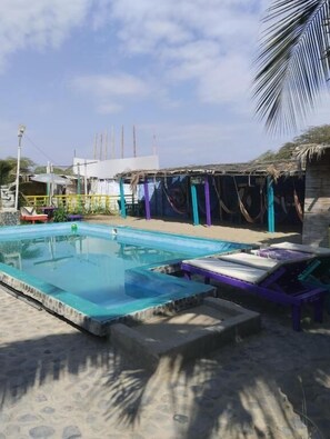 Habitació doble o amb dos llits individuals bàsica, vistes a la piscina | Piscina | 10 piscines a l'aire lliure 