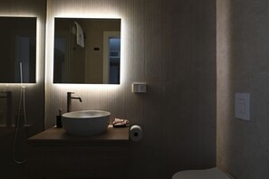 Doccia, bidet, shampoo