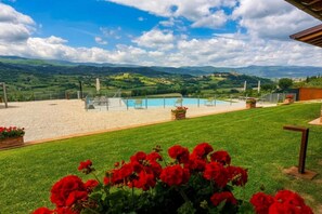 A pool area with a view of rolling hills and a clear sky. - Spacious apartment in Poppi with shared pool (Poppi)