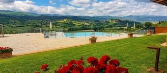 Spacious Holiday Home with shared pool in Poppi